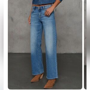 Straight Leg Light Wash Vici Jeans 28